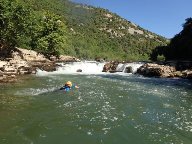 Nage dans un bassin naturelle du canyon du diable