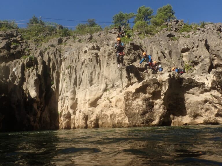 Saut dans le canyoning des gorges du diable