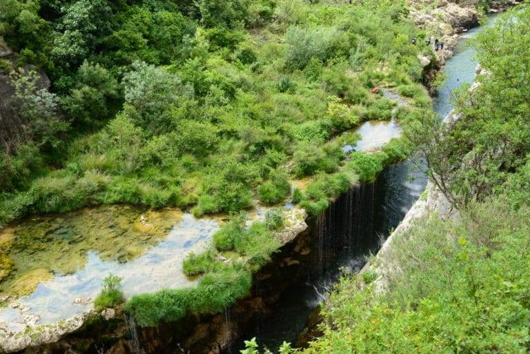 Vue sur une cascade du canyon du diable