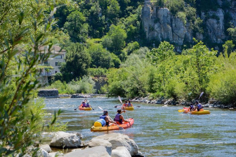 Groupe de personnes en canoë dans les gorges de l'Hérault