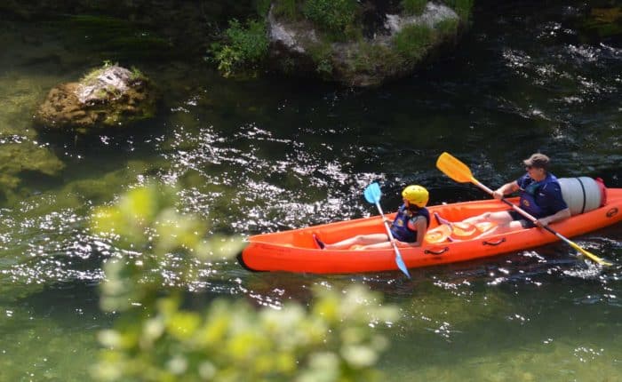 Un enfant et son père sur le parcours de Canoë kayak en famille