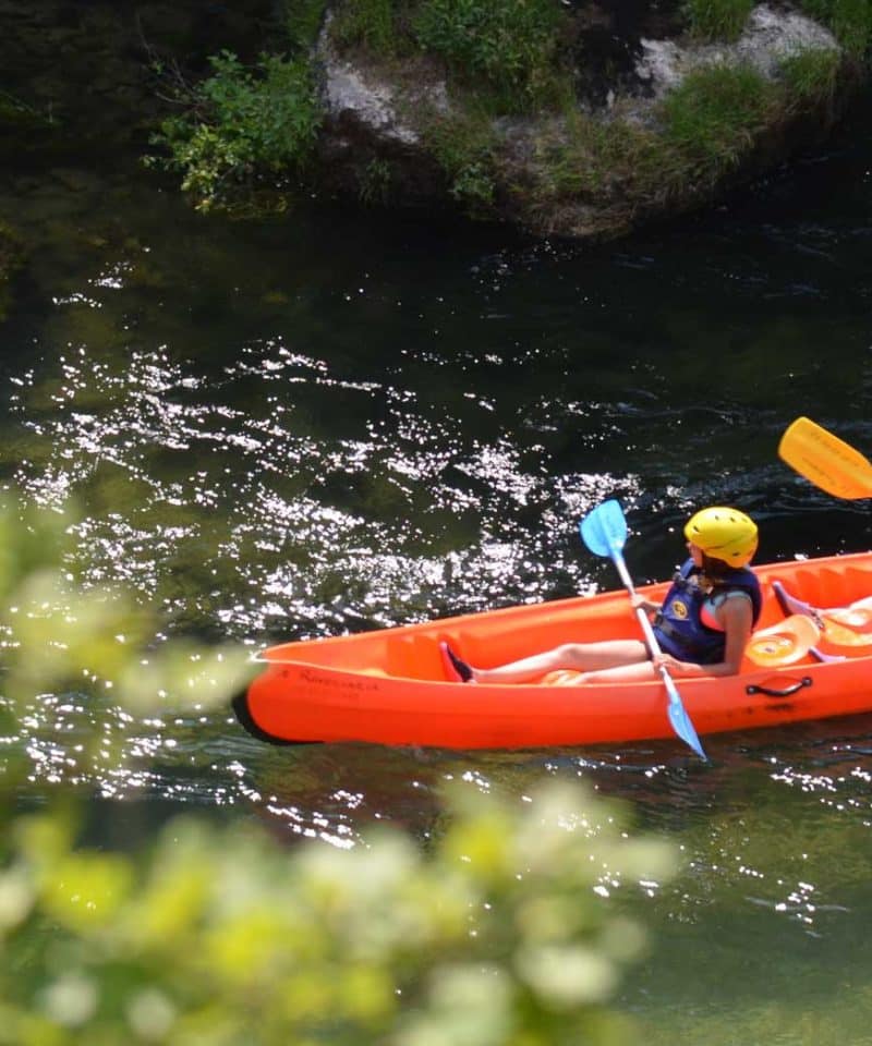 Un enfant et son père en Canoë kayak en famille