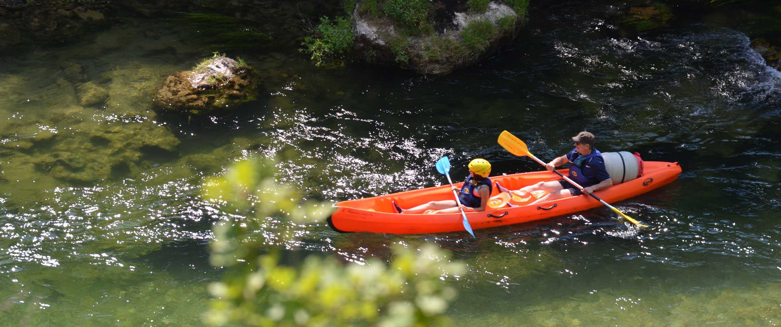 Un enfant et son père en Canoë kayak en famille