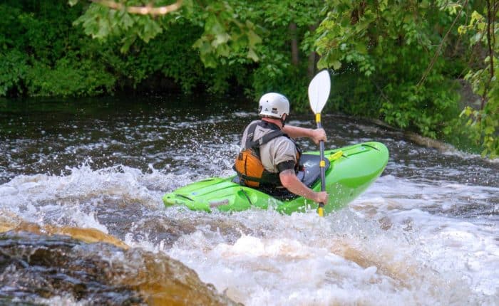 Un homme en Canoë kayak dans le parcours sportif