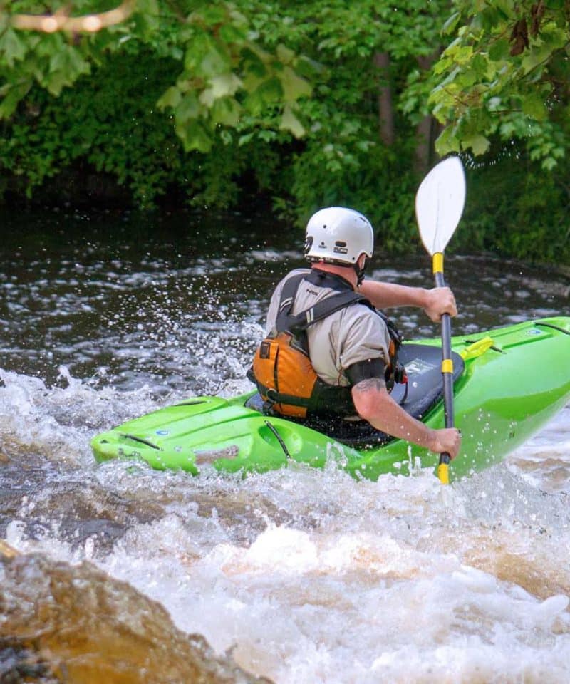 Un homme en Canoë kayak dans le parcours sportif