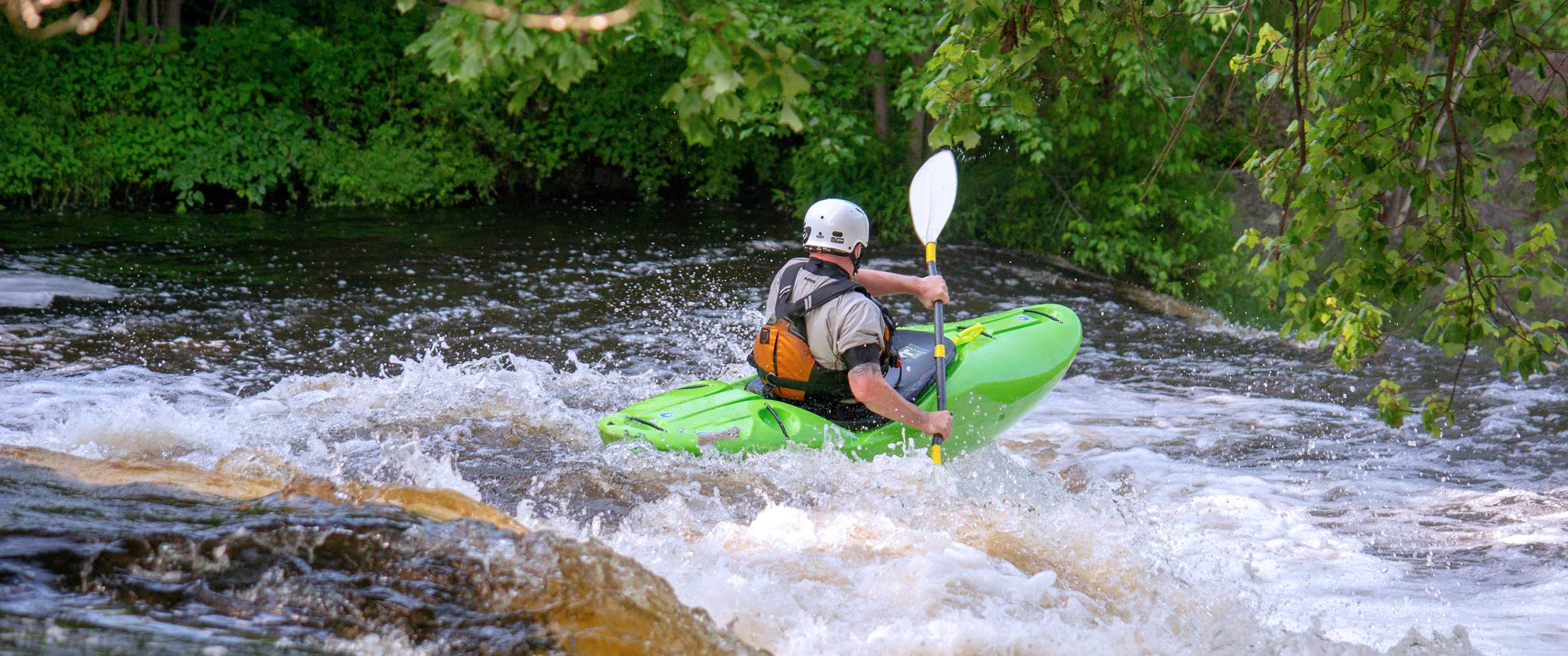 Un homme en Canoë kayak dans le parcours sportif