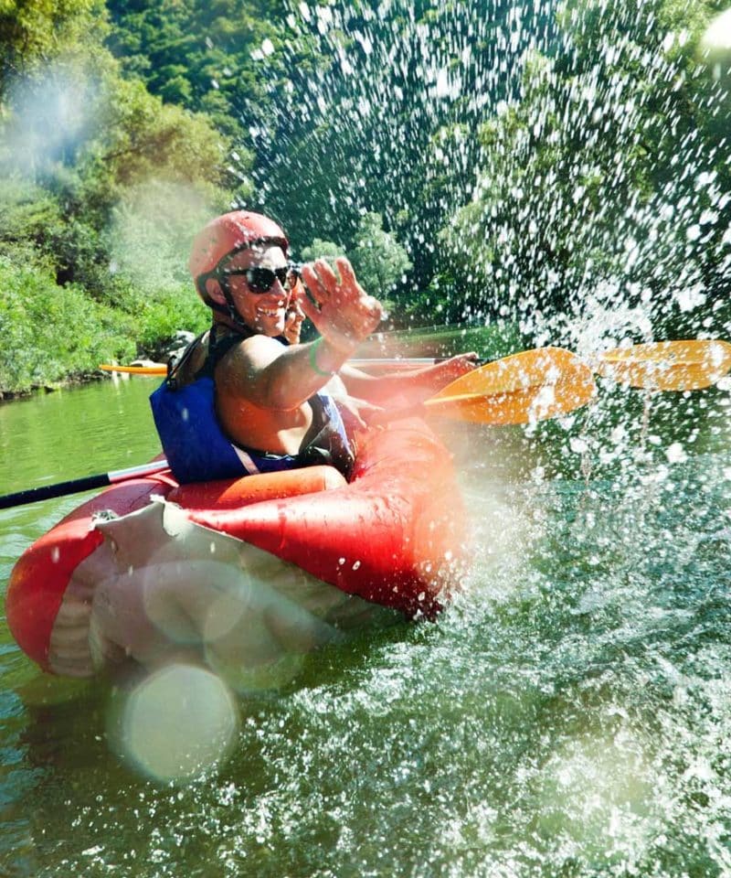 Un homme jouant avec l'eau dans le parcours loisir de canoë