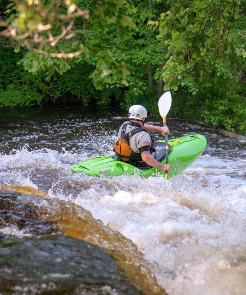 Un homme dans un rapide, canoë kayak parcours sportif