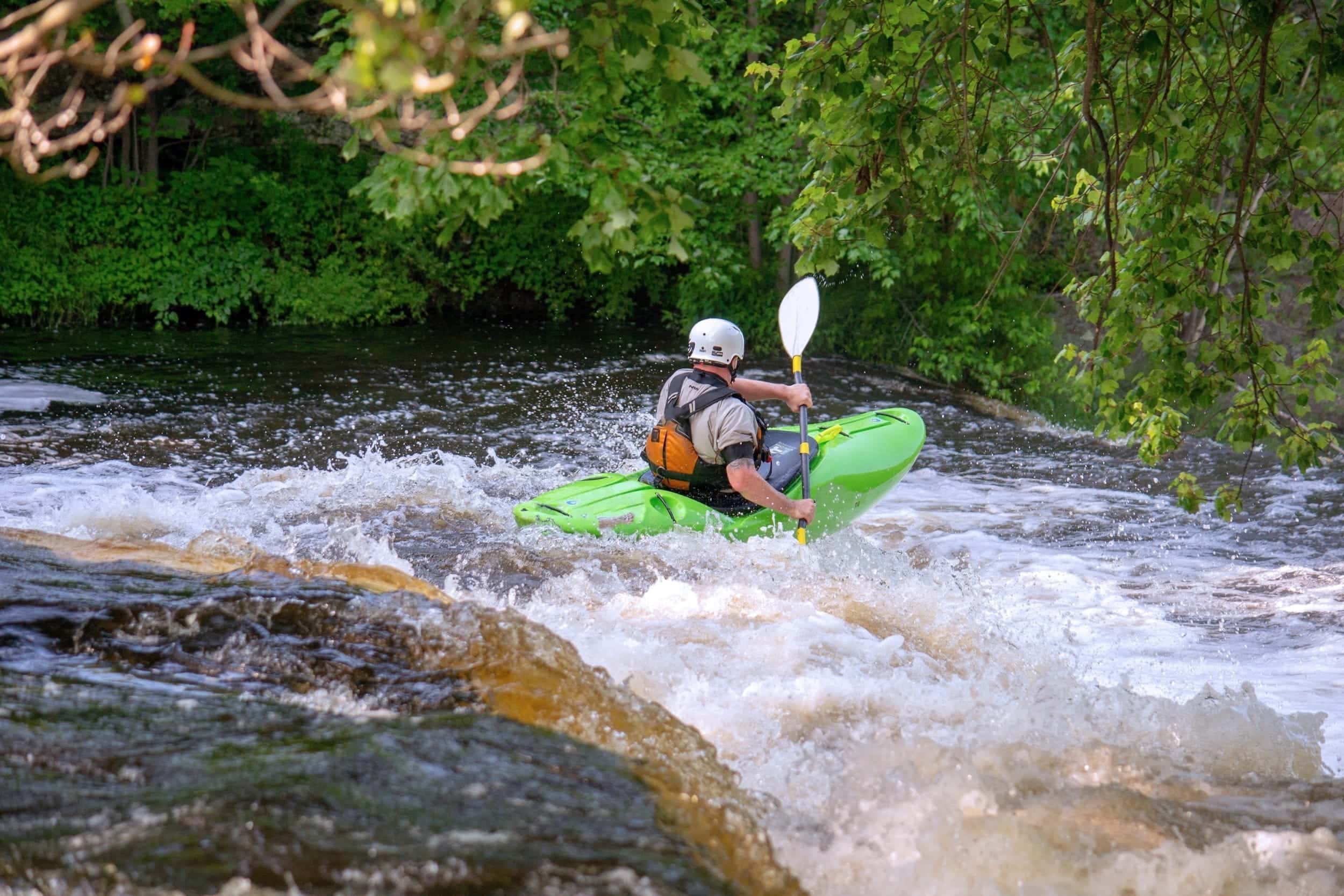 Un homme dans un rapide, canoë kayak parcours sportif