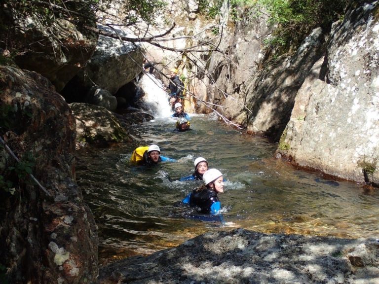 Passage dans l'eau dans le canyon du Rec Grand