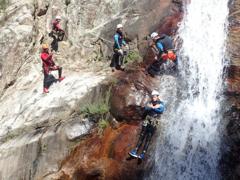 Groupe de personnes dans un toboggan naturel du canyon du Rec Grand