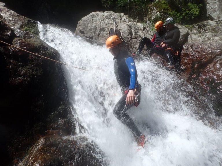 Un homme dans une cascade du canyon du Tapoul