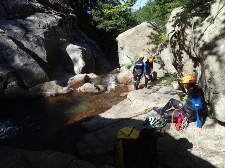 Groupe de personnes engagés dans le canyon du Tapoul