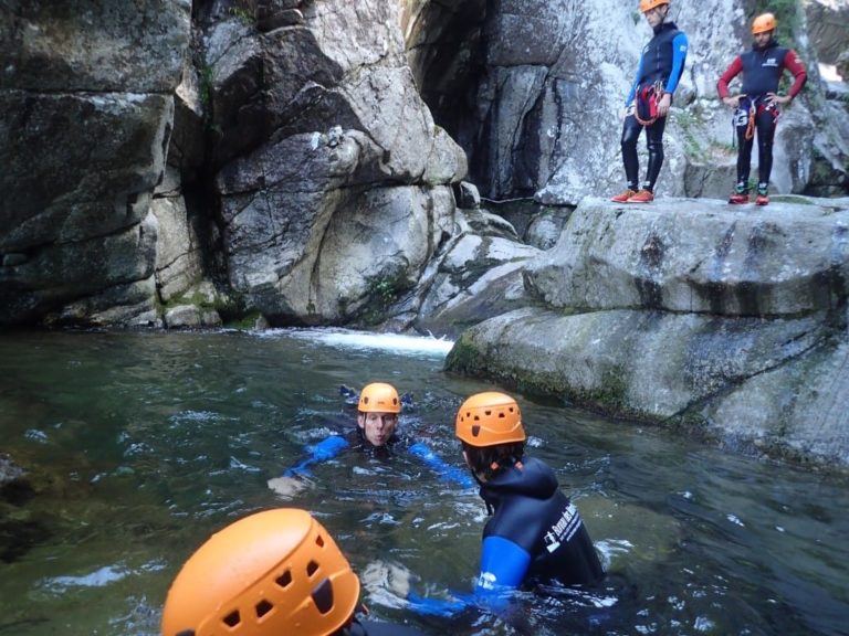 Groupe de personnes nageant dun un bassi du canyon du Tapoul