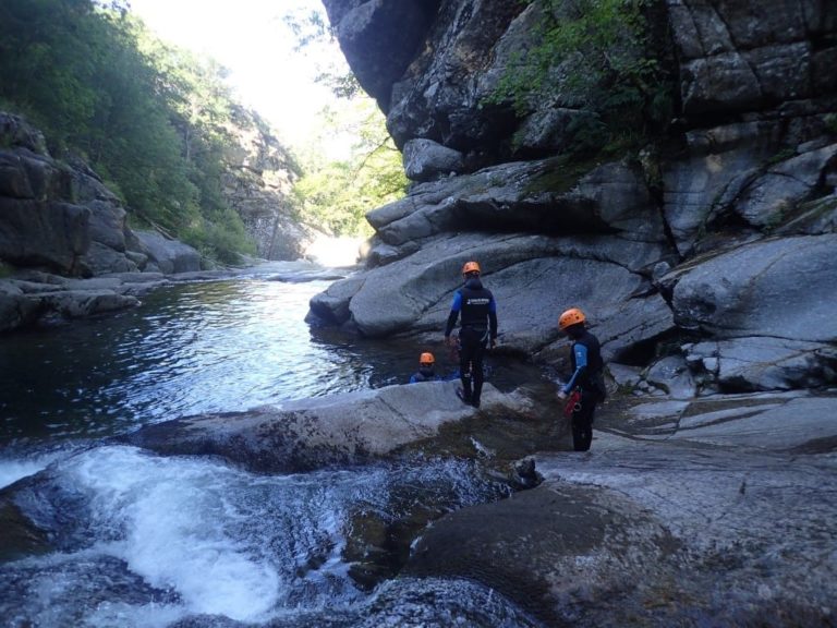 Passage à la nage dans le canyon du Tapoul