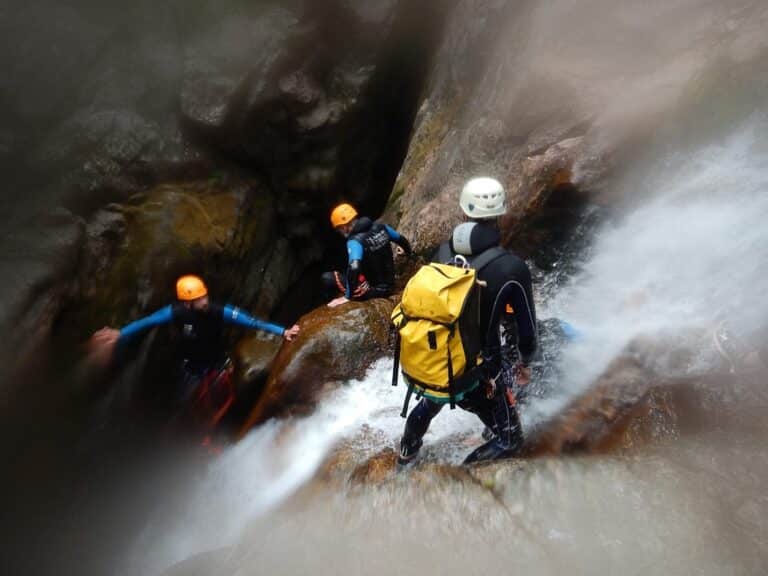 Descente d'une cascade dans le canyon du tapoul