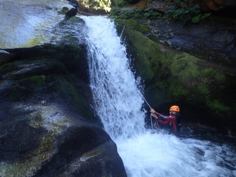 Guide installant une cadre dans un cascade du canyon du Tapoul