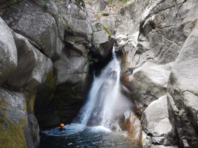 Passage d'une cascade dans le canyon du Tapoul