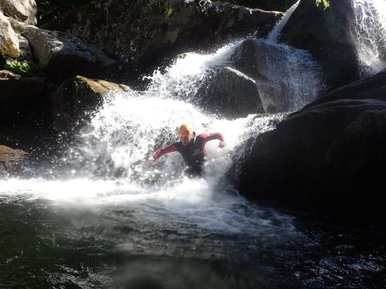 Homme dans une petite cascade du canyon du Tapoul