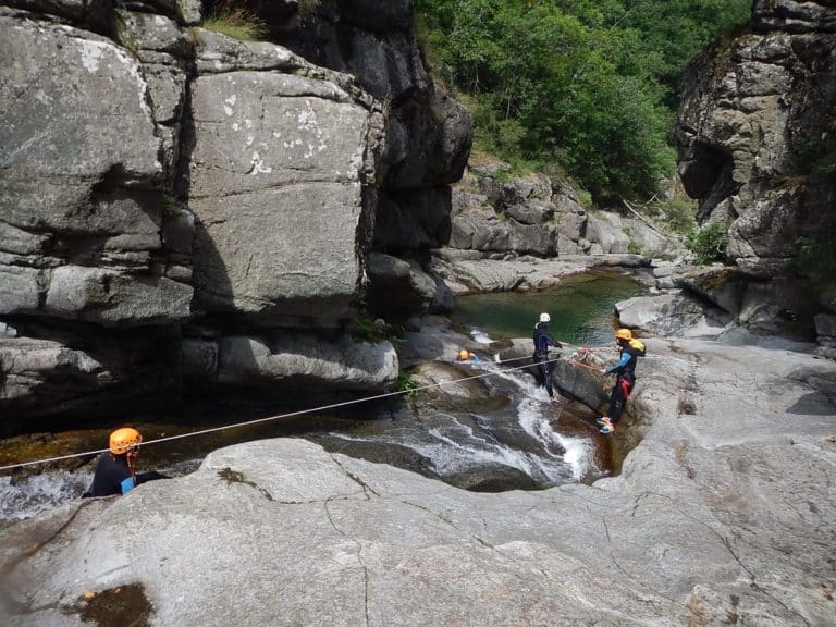 Glissage dans un toboggan du canyon du Tapoul