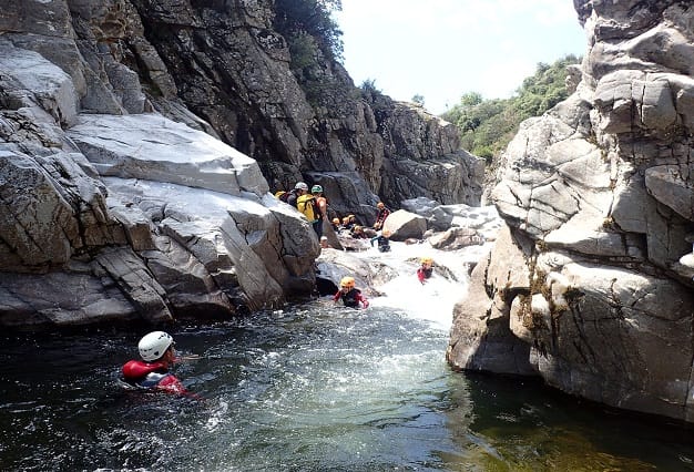 Groupe de personnes nageant dans le canyon du Soucy