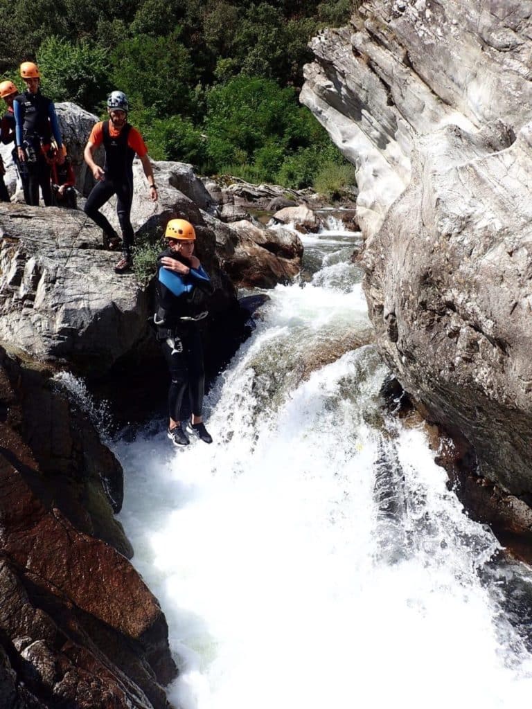 Un homme lors d'un saut dans le canyon du Soucy