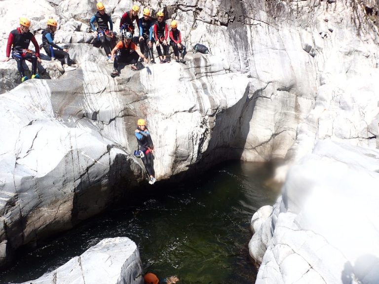 Groupe de personne en haut d'un saut dans le canyon du Soucy