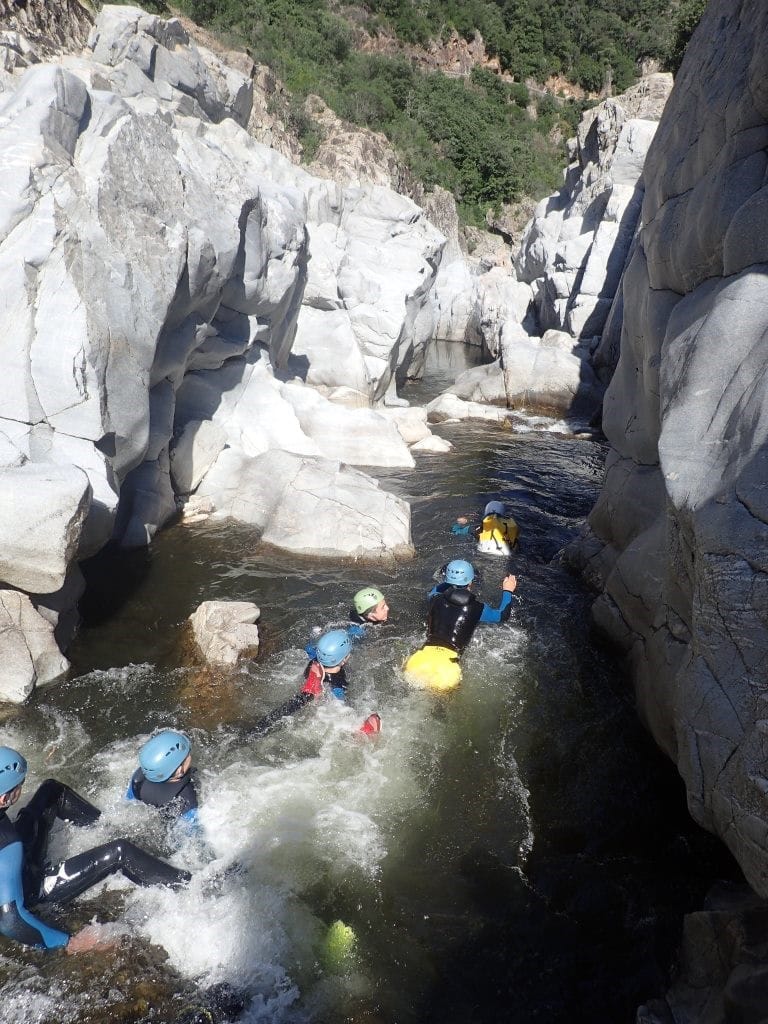 Groupe de personnes nageant dans le canyon du Soucy