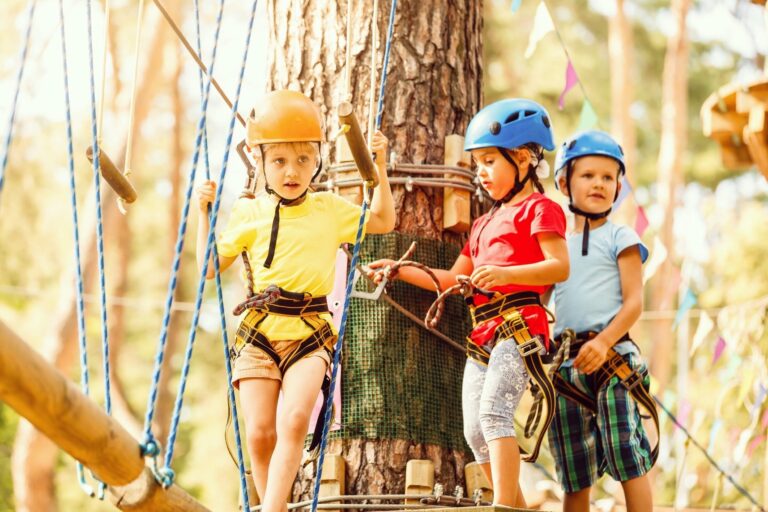 Groupe d'enfants évoluant sur le parcours accrobranche enfants