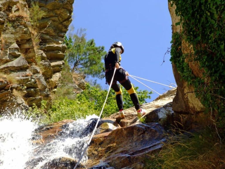 Descente en rappel dans le canyon de Bramabiau