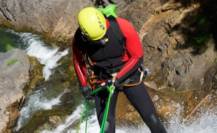 Descente en rappel dans le canyon des cascades d'Orgon