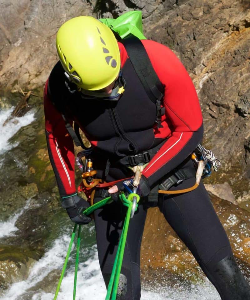 Descente en rappel dans le canyon des cascades d'Orgon