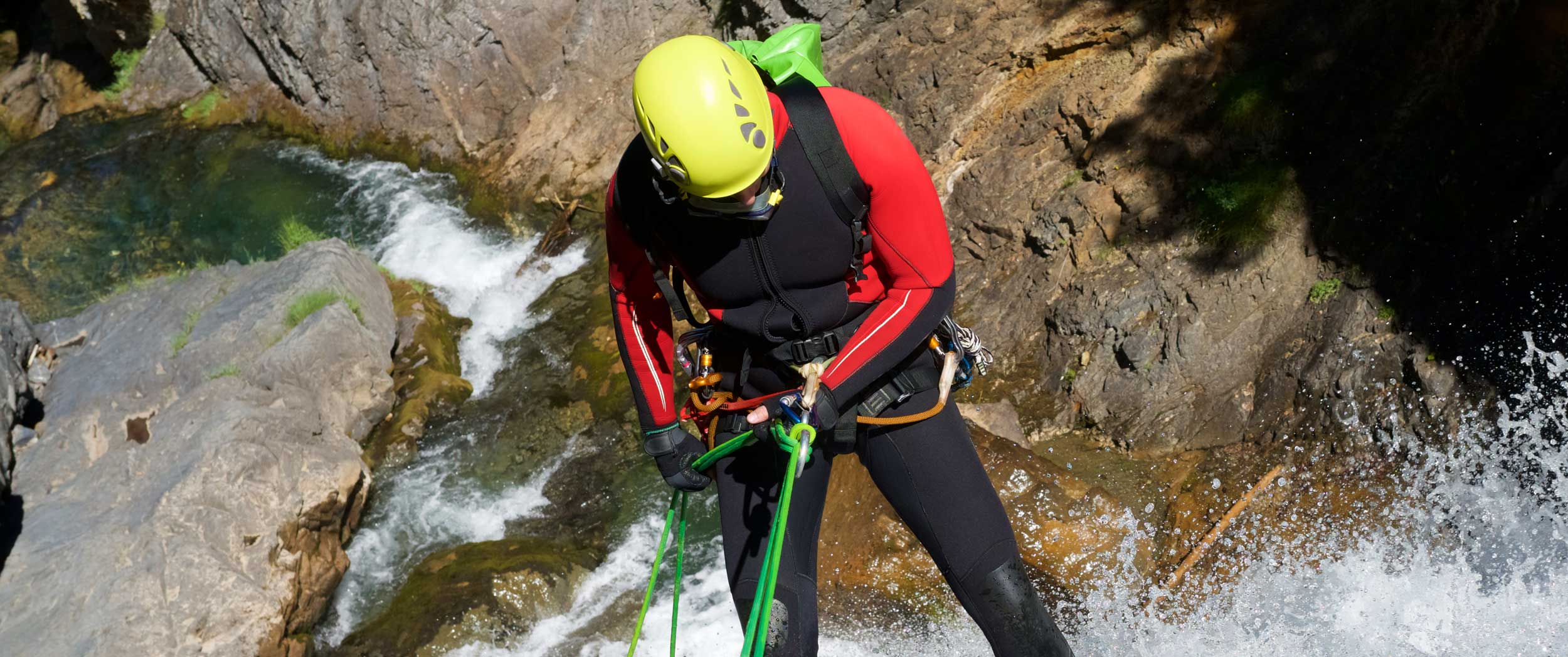 Descente en rappel dans le canyon des cascades d'Orgon