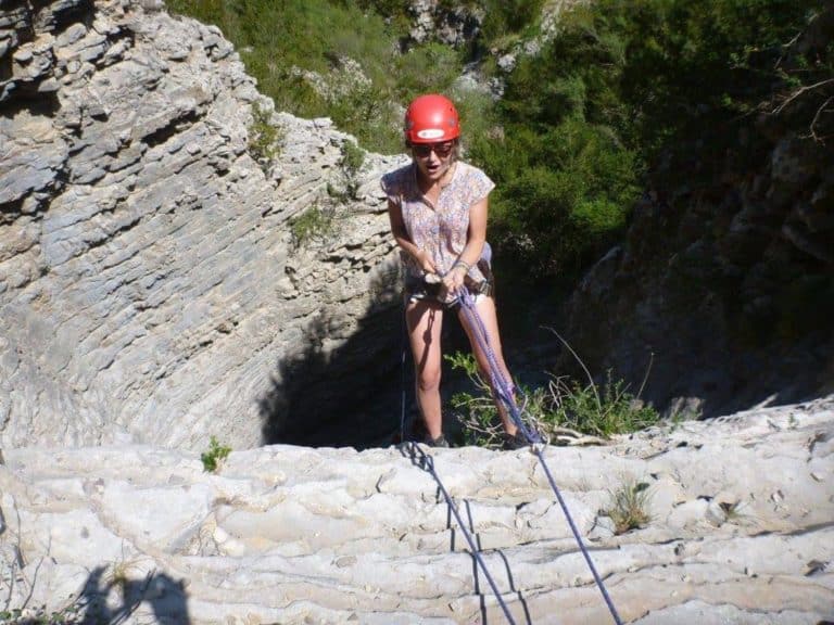 Femme dans un rappel du canyon de Navacelles
