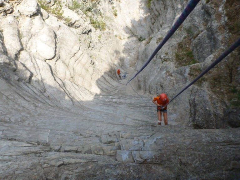 Descente en rappel dans le canyon de Navacelles