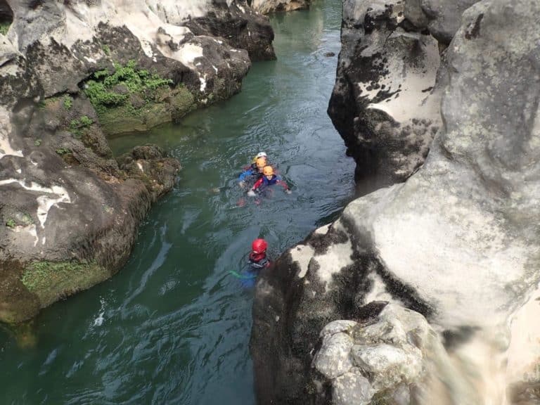 Passage à la nage dans les gorges du diable