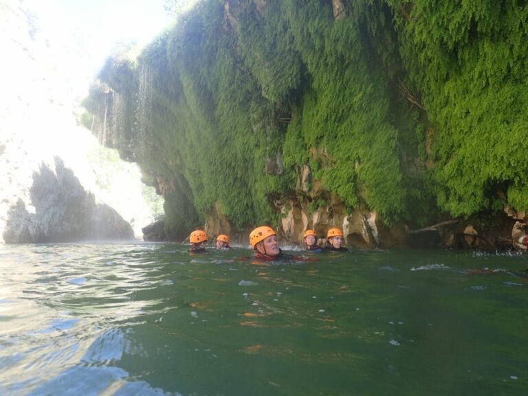 Passage sous une cascade dans le canyon du diable