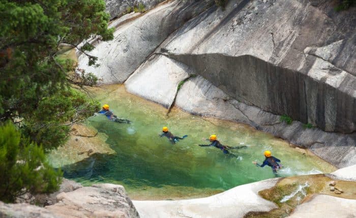 Groupe de personne évoluant dans l'eau dans le Canyon de la Dourbie
