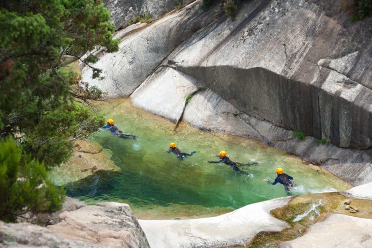 Groupe de personne évoluant dans l'eau dans le Canyon de la Dourbie