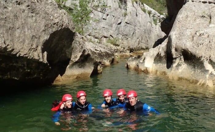 Groupe de personnes dans le canyon du Ravin des Arcs