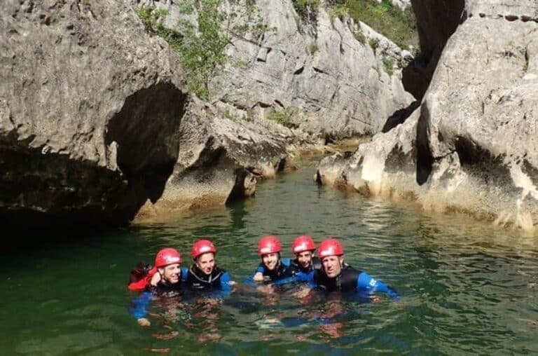 Groupe de personnes dans le canyon du Ravin des Arcs