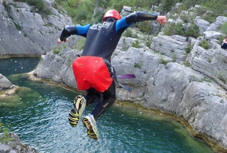 Saut dans le canyon du Ravin des Arcs