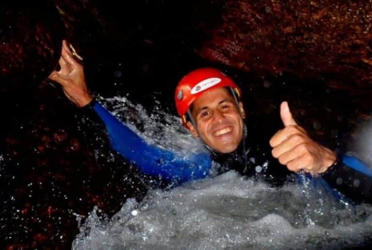 Portrait d'un homme dans un passage étroit du canyon du Ravin des Arcs