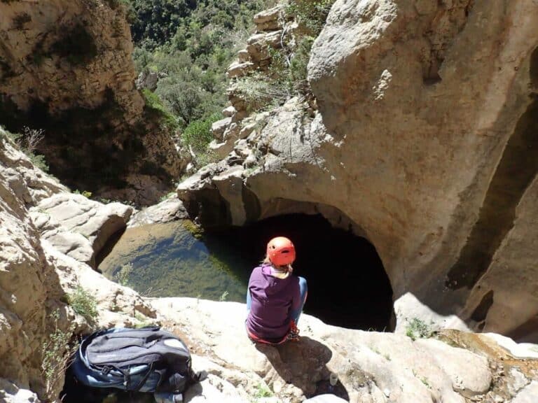 Femme de dos dans le canyon de St Guilhem le Désert