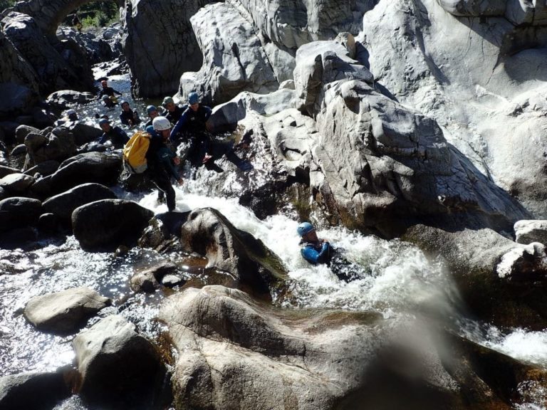 Un homme dans un toboggan dans le canyon du Soucy