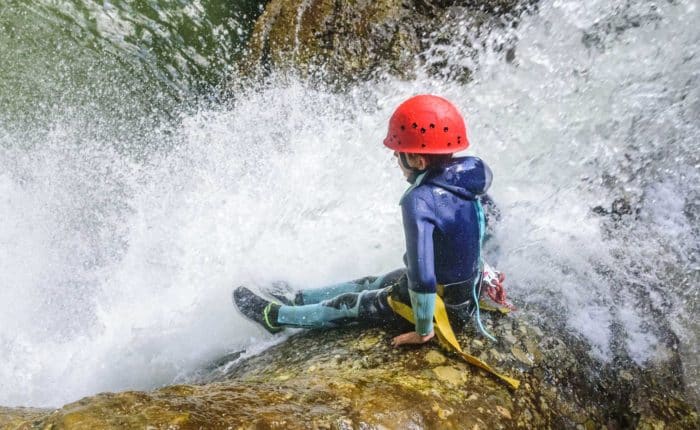 Un garçon sur un toboggan du canyon du Soucy