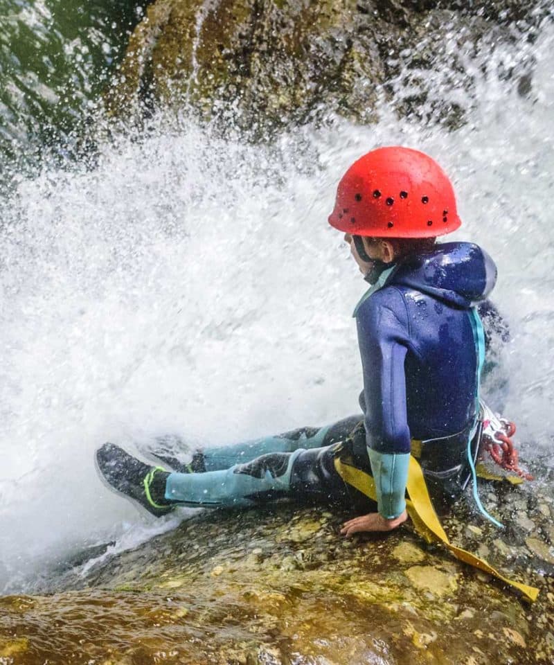 Un garçon sur un toboggan du canyon du Soucy