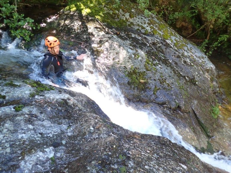 Une homme au départ d'un toboggan dans le canyon de Tines