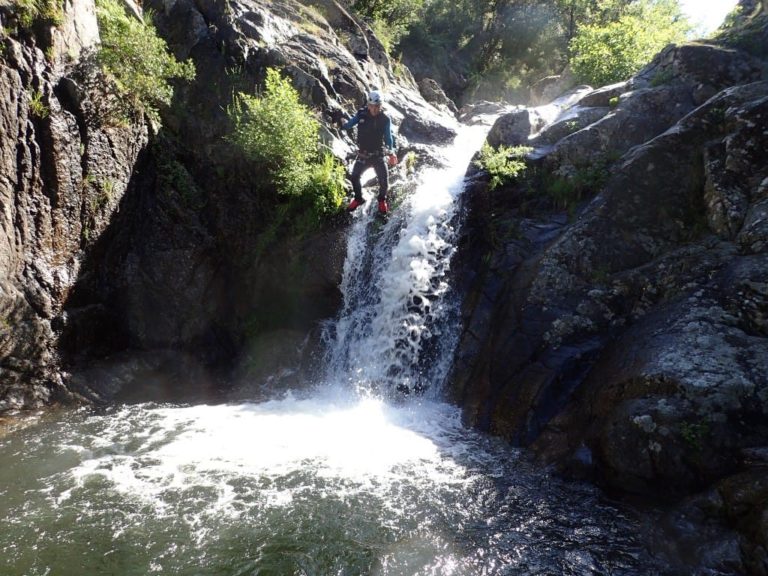 Un homme lors d'un saut dans le canyon de Tines