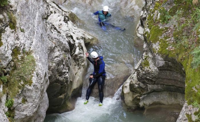 Deux personnes dans un toboggan du canyon de Tines